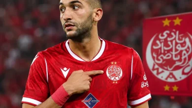 اللاعب حكيم زياش بقميص الوداد الرياضي بعد خضوعه لعملية جراحية ناجحة