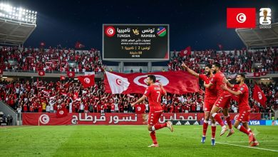 لاعبو منتخب تونس يحتفلون على أرضية الملعب وسط تفاعل الجماهير التونسية في مدرجات تصفيات كأس العالم 2026.
