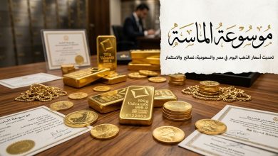 ذهبية متنوعة على طاولة خشبية تعبر عن تحديث أسعار الذهب اليوم في مصر والسعودية