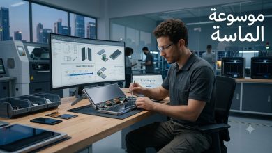 مهندس تقني يعمل في مختبر تطوير وتصنيع هواتف سامسونغ القابلة للطي على هاتف Galaxy Z Fold 8 مع شاشة كمبيوتر تعرض مخططات هندسية وشعار موسوعة الماسة