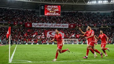 رسم توضيحي وشاشة إلكترونية تعرض جدول مباريات دور 16 كأس العالم 2026 مع أعلام المنتخبات المتأهلة للأدوار الإقصائية المونديالية.