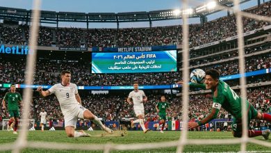 لقطة حماسية من مباراة كرة قدم توضح صراع المنتخبات لحسم ترتيب مجموعات كأس العالم 2026 في ملعب ميتلايف